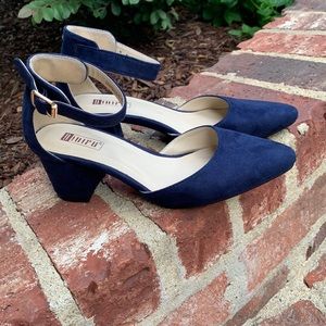 Navy pumps